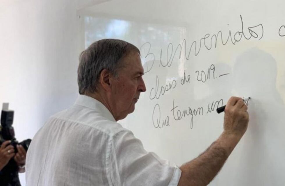 Qué le puso en el pizarrón Juan Schiaretti a los chicos en el primer día de clases