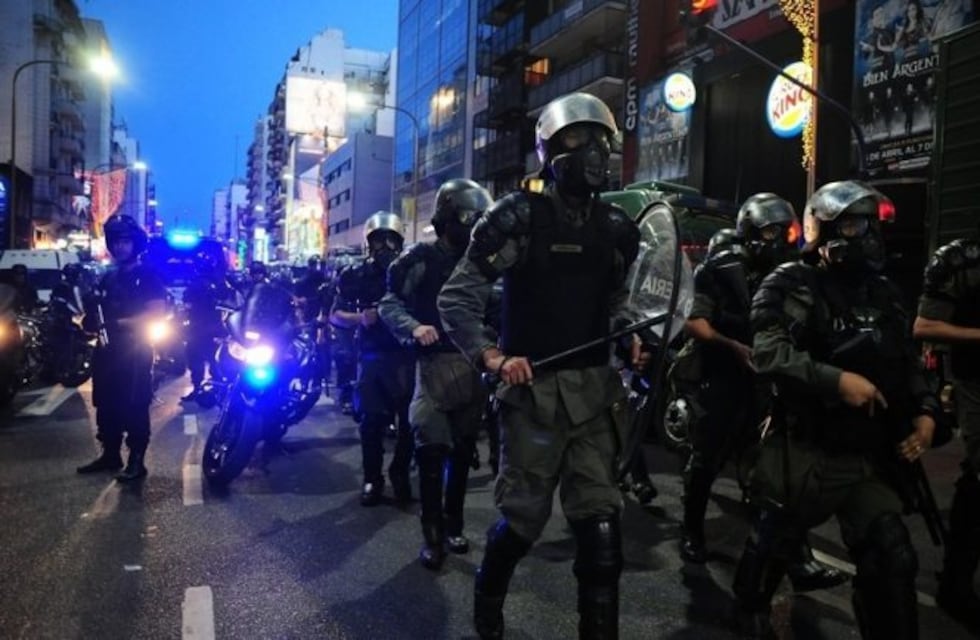 Corridas y piedrazos en la marcha contra la OMC