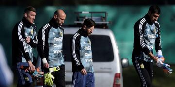 Franco Armani, Wilfredo Caballero y Nahuel Guzman junto a Lionel Messi\u002E Foto: AFP / JUAN MABROMATA\u002E