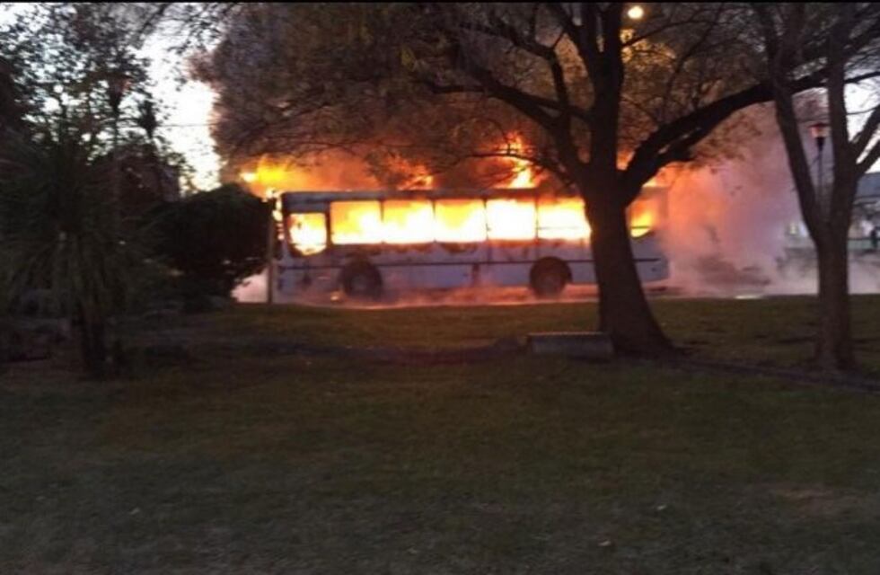 Un colectivo se prendió fuego en pleno centro neuquino