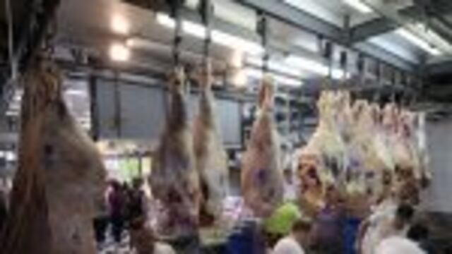 TO GO WITH AFP STORY by Sonia AvalosrnWorkers cut up beef in a butcher's shop in Buenos Aires, Argentina, on February 18, 2016. Inflation has made the price of meat to raise and Argentines are changing the traditional asado (barbecue) for roasted vegetables.  AFP PHOTO / JUAN MABROMATA buenos aires  aumento en el precio de la carne alta inflacion cambio habitos de comidas empleados cortan cortando reses de carne