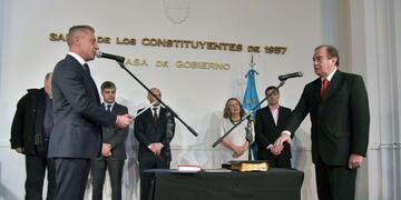 Arcioni tomó juramento al nuevo ministro de Economía, Luis Tarrío\u002E