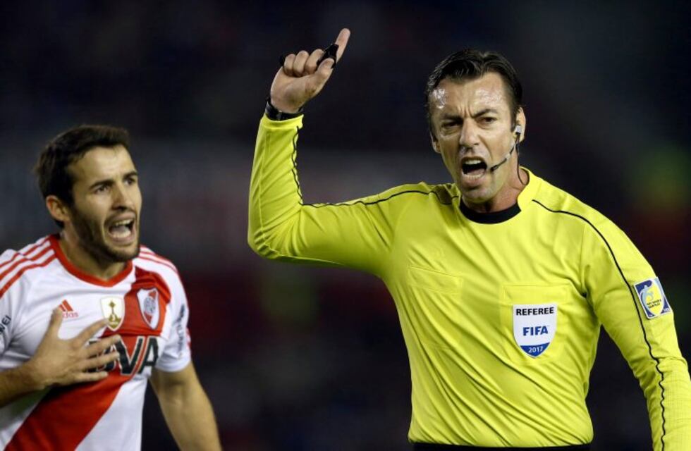 El árbitro encargado de dirigir el primer superclásico en Copa Libertadores fue cuestionado por su profesor