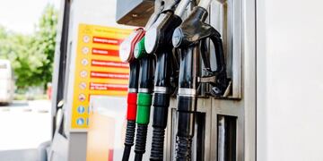 Trabajadores de Refinor se encadenan por no encontrar respuesta ante la falta de pago