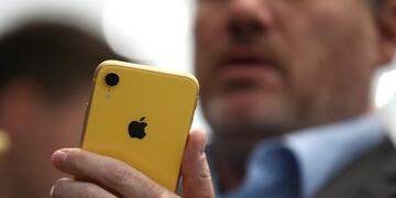 CUPERTINO, CA - SEPTEMBER 12: A visitor inspects the new Apple iPhone XR during an Apple special event at the Steve Jobs Theatre on September 12, 2018 in Cupertino, California\u002E Apple released three new versions of the iPhone and an update Apple Watch\u002E Justin Sullivan/Getty Images/AFP eeuu presentacion apple iphone XR telefonos celulares