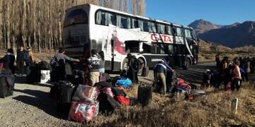 El micro de Cata perdió dos ruedas y casi se produce una tragedia en Uspallata\u002E