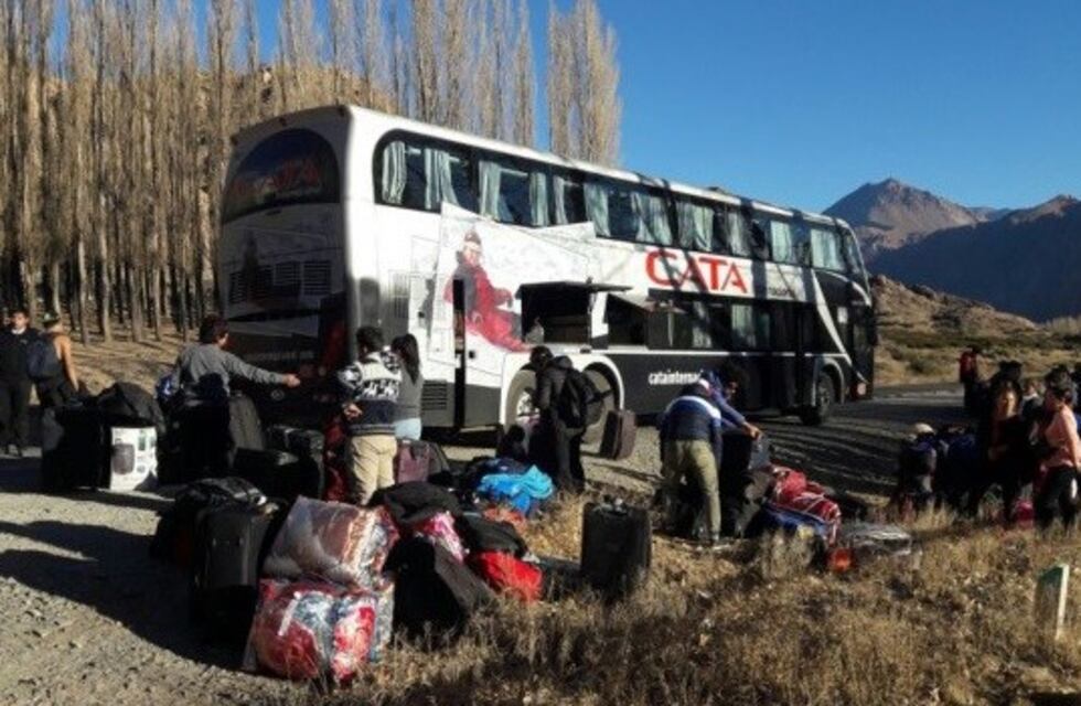 Un colectivo perdió dos ruedas frente al cementerio de Uspallata, no volcó de milagro