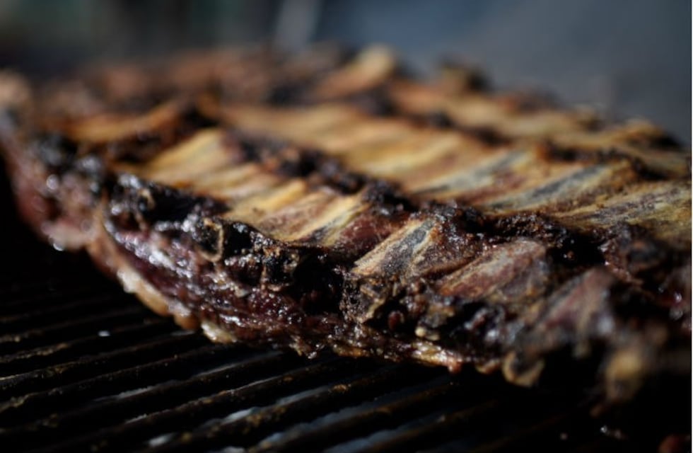 Cómo asar un costillar a la parrilla, receta y video paso a paso
