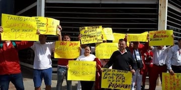 Manifestación de los empleados de Supermax\u002E (Foto: Radio Sudamericana)