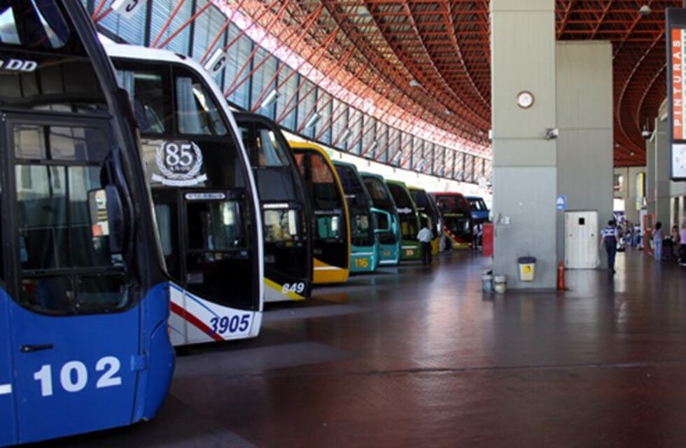Un centenar de jóvenes varados en la terminal de ómnibus de Córdoba