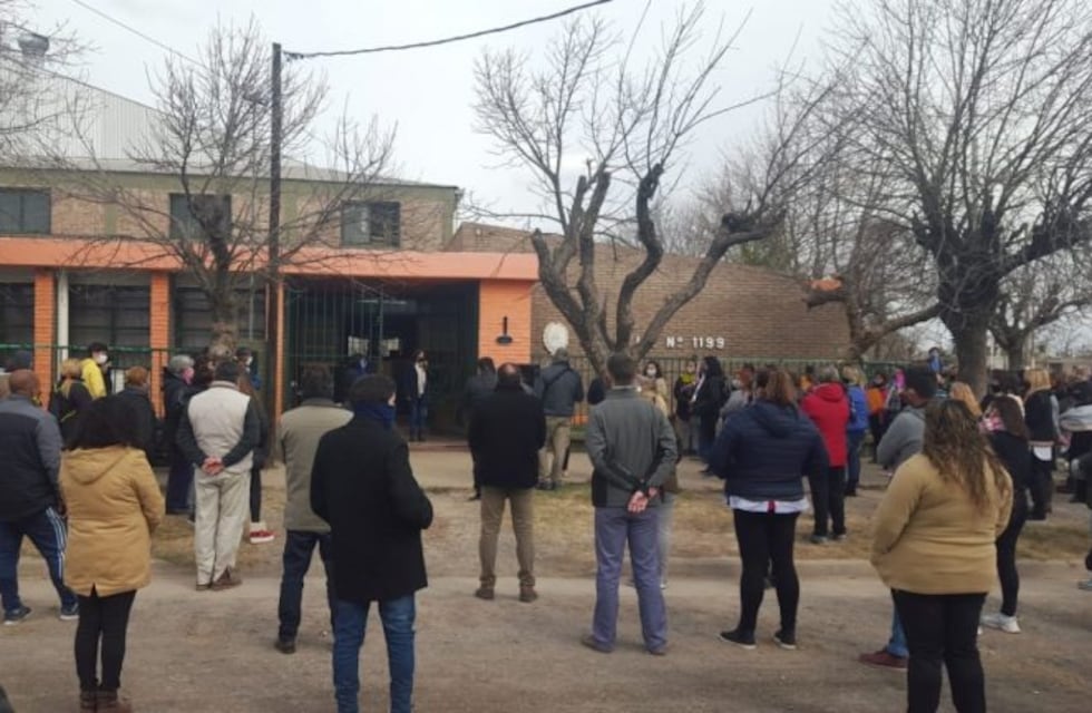 Frontera: realizaron un abrazo simbólico frente a la Escuela N°1199
