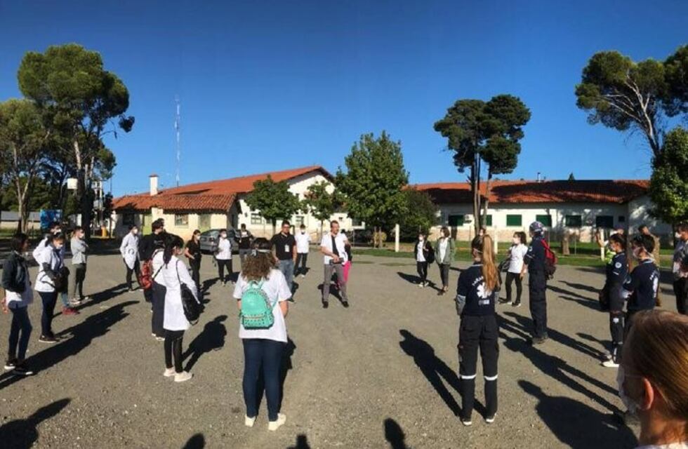 Coronavirus: voluntarios asisten a adultos mayores que deben concurrir al banco