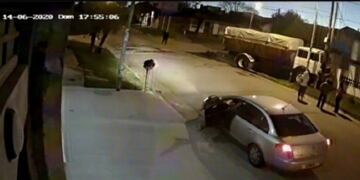 Un camión sin conductor chocó contra una columna y de milagro no embistió a peatones ni dañó propiedades (Foto: Captura de video)