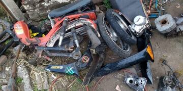 Motocicletas desarmadas encontradas en el lugar allanado por la Policia