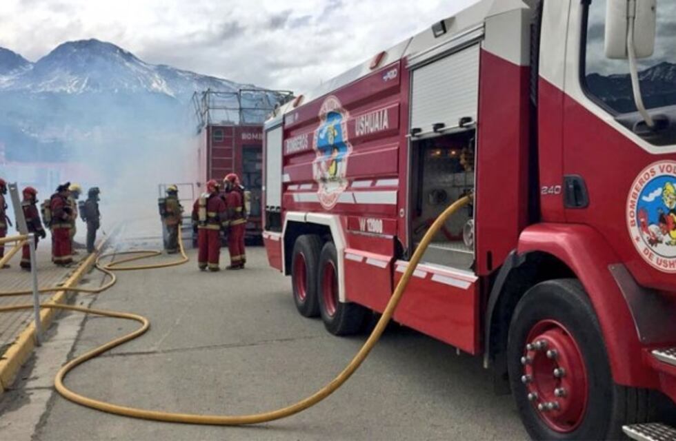 Un incendio consumió por completo una vivienda en el Barrio Dos Banderas