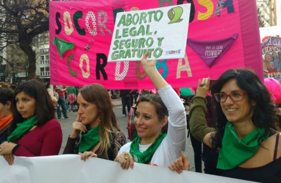 Hombres y mujeres marcharon en Córdoba a favor del aborto legal