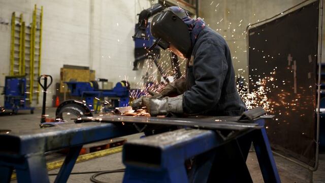 Sparks fly as a worker operates a grinder tool at the Alps Welding Ltd\u002E facility in Toronto, Ontario, Canada, on Wednesday, Jan\u002E 11, 2017\u002E Statistics Canada (STCA) is scheduled to release labor force unemployment rate figures on August 4\u002E Photographer: Cole Burston/Bloomberg    soldador obrero metalurgica metalurgia pyme Canada Ontario  canada fabrica Alps Welding economia fabricas trabajo trabajadores
