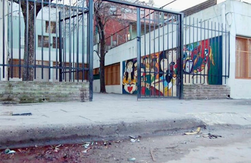 Luego del asesinato frente a la escuela Lola Mora la comunidad educativa convoca a un abrazo solidario