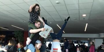 Artistas del Cirque de Soleil en Aeroparque, camino a Mendoza\u002E