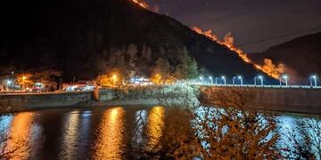 Terrible incendio forestal en cercanías al paredón del dique San Roque\u002E