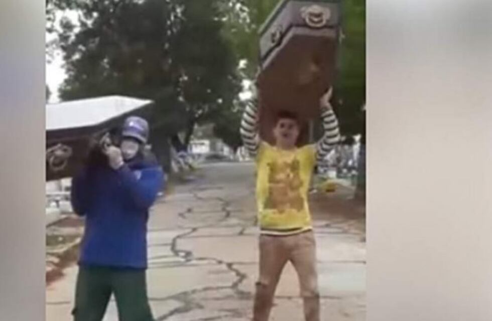 Empleados del cementerio de Lomas de Zamora parodiaron a los africanos del ataúd