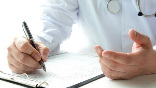 Ferreti, se secuestraron vestimentas y varios objetos relacionados con la práctica medicinal, como delantales, sellos y títulos de médicos apócrifos\u002E