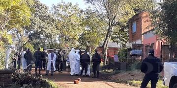 Investigadores frente a la casa de Romina Rodríguez, la sargento policial asesinada en Garupá\u002E (Prensa Misionera)