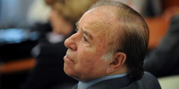 ARCHIVO - El ex presidente argentino Carlos Menem aguarda la sentencia el 13/03/2011 en un tribunal de Buenos Aires, Argentina, por contrabando de armas a Ecuador y Croacia\u002E La Corte Suprema de Justicia argentina decidió el 10/08/2017 postergar para después de las primarias del domingo una resolución sobre la impugnación de la precandidatura a senador del ex presidente Menem por la provincia de La Rioja\u002E\r\n(Vinculado al texto de dpa \