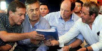 Rodolfo Suárez le alcanza un escrito a Julio Cobos (a la derecha)\u002E En el medio, Alfredo Cornejo y Ernesto Sanz\u002E