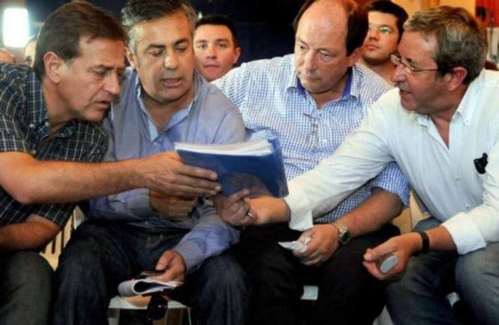 Suarez salió al cruce de Cobos por especular con la sucesión de Cornejo