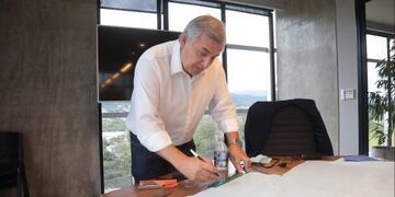 Tutorial del gobernador Morales confeccionando un barbijo