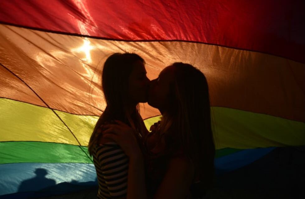 Convocan a otro besazo, esta vez frente a Casa Radical