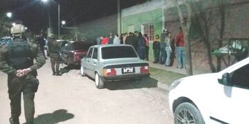 Jóvenes detenidos por violar el DNU - Gualeguaychú\nCrédito: PER