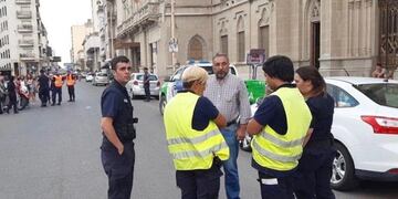 Evadió control de tránsito y atropelló a un inspector