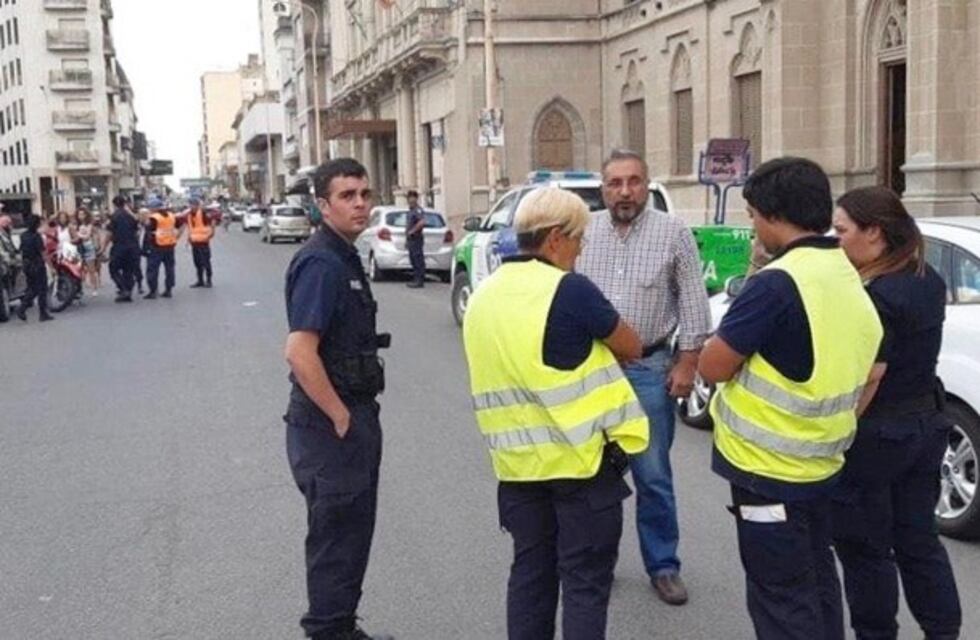 Iba en moto, evadió un control de tránsito y atropelló a un inspector