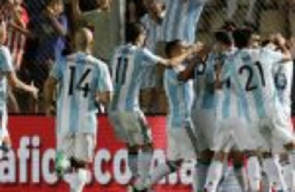 Con un Messi imparable, Argentina goleó 3-0 a Colombia en San Juan