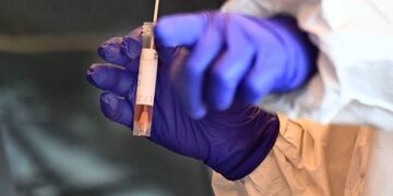 Genova (Italy), 06/04/2020\u002E- Health workers collect swabs and conduct tests on motorists for coronavirus disease COVID-19 positivity at Fiera di Genova in Genoa, Italy, 06 April 2020\u002E (Italia, Génova) EFE/EPA/LUCA ZENNARO