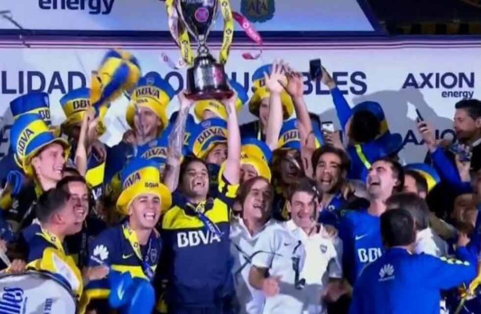 Fiesta azul y oro: Boca recibió el trofeo y dio la vuelta olímpica en la Bombonera