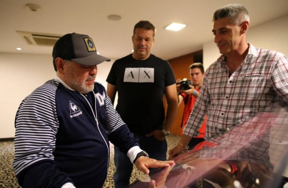 Newell's le regaló a Diego Maradona una camiseta especial de su madre
