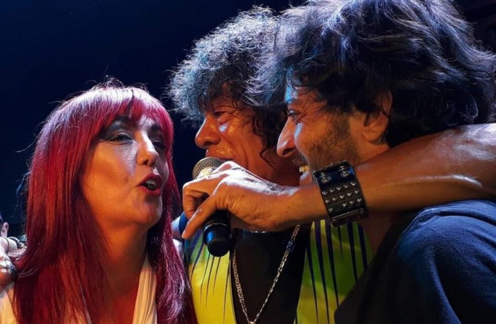 El Beso a Beso de la Mona Jiménez con los artistas de Carlos Paz