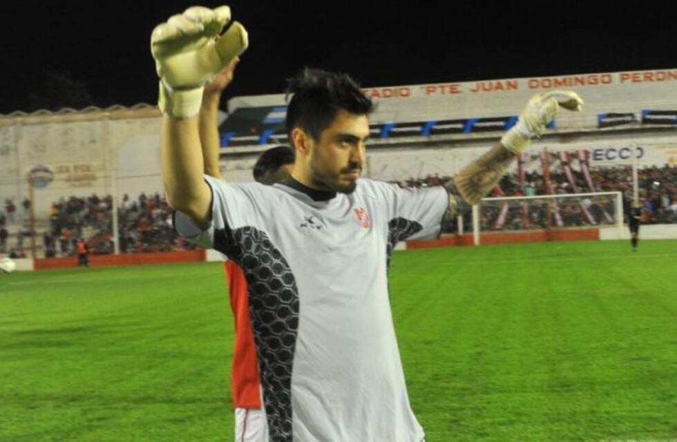 Lucas Hoyos no se olvida de Instituto y destacó dos clásicos