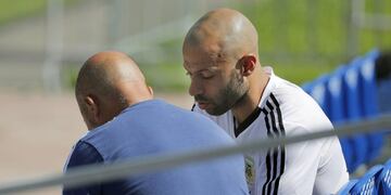 Javier Mascherano dialoga con Jorge Sampaoli en Bronnitsy, pueblo donde se encuentra la concentración de la Selección Argentina en Rusia, antes de enfrentar a Nigeria\u002E EFE/Lavandeira jr