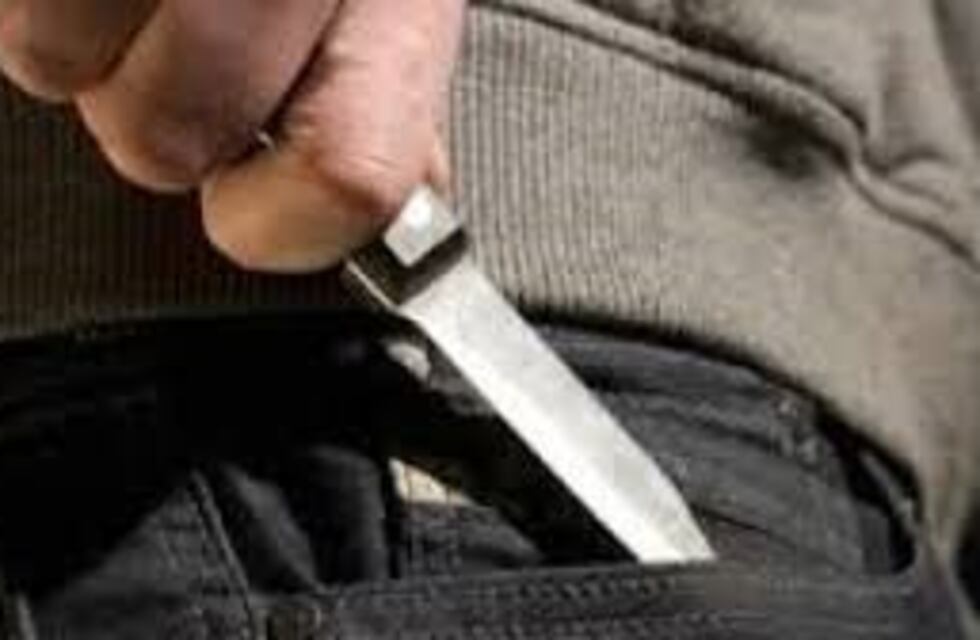 Intentaron robarle en la puerta de su casa y lo apuñalaron