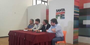 Conferencia de prensa del ministro de Seguridad provincial, Maximiliano Pullaro, el titular del Servicio Penitenciario, Pablo Cococcioni, el director de la PDI, Daniel Corbellini, y el jefe de policu00eda de Rosario, Marcelo Villanu00faa.