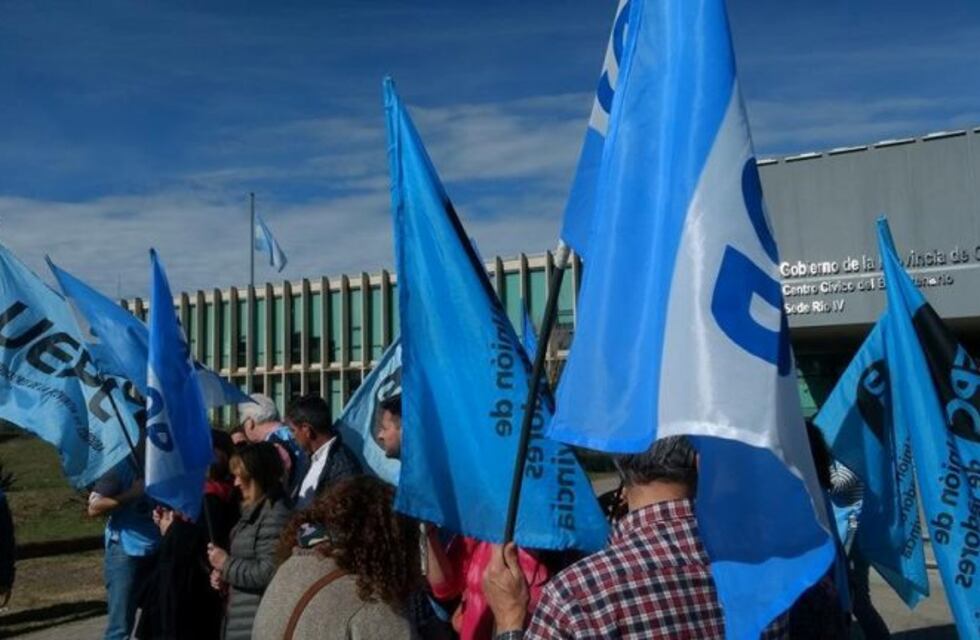 Reclaman a la Provincia por problemas con la obra social Apross