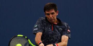 NEW YORK, NY - AUGUST 31: Federico Delbonis of Argentina returns a shot to Roberto Bautista Agut of Spain during his second round Men's Singles match on Day Three of the 2016 US Open at the USTA Billie Jean King National Tennis Center on August 31, 2016 in the Flushing neighborhood of the Queens borough of New York City.   Mike Hewitt/Getty Images/AFPrn== FOR NEWSPAPERS, INTERNET, TELCOS & TELEVISION USE ONLY == eeuu nueva york Roberto Bautista Agut tenis ceremonia de apertura del abierto de eeuu tenistas