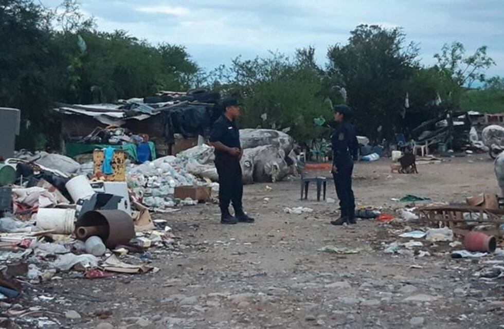 Dormían en un basural, un vecino entró a su choza y los atacó a hachazos