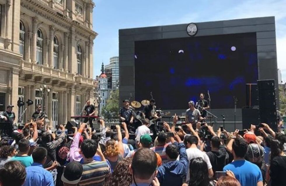 La Beriso brindó un show gratis en el pabellón del Teatro Colón