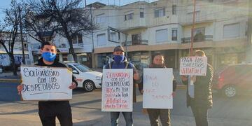 Empleados de la estación YPF manifestando\u002E