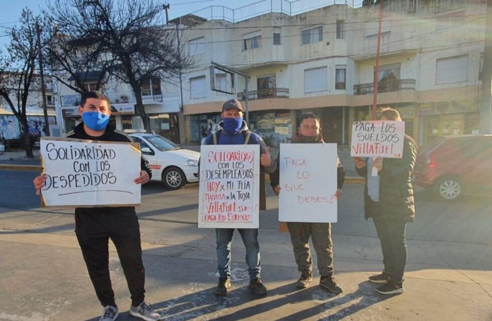 Los trabajadores de la estación de servicio YPF Villafuel, continuaron con los reclamos por sueldos y despidos